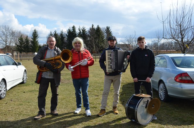 Za veselje so skrbeli domači muzikanti.
