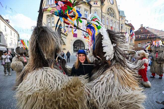 Tanja Srečkovič Bolšec, direktorica Zavoda za turizem Ptuj, v sendviču s kurenti
