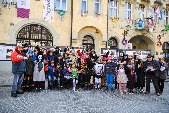 Nekdanji dupleški župan Janez Ribič z ekipo Medgeneracijskega centra iz Dupleka
