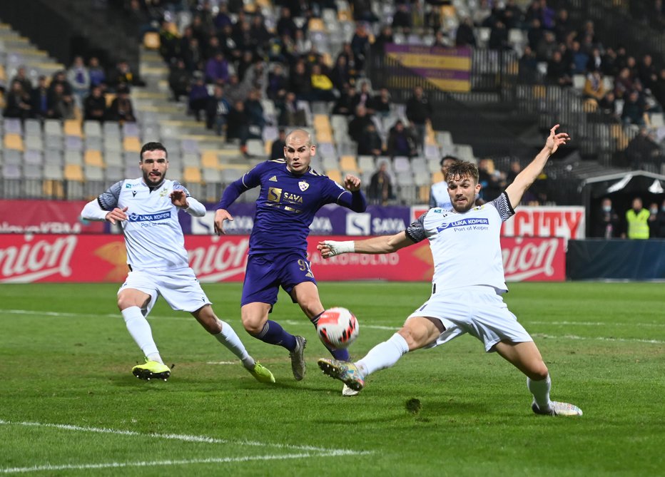 Fotografija: Mariborčani optimizem v bitki za naslov prvaka gradijo na golih prvega strelca moštva Ognjena Mudrinskega. FOTO: Miloš Vujinović
