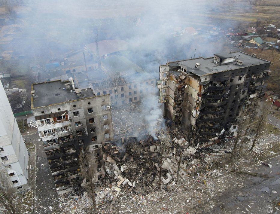 Fotografija: Mesto Borodjanka v okolici Kijeva, kjer so bili bombardirani tudi stanovanjski deli mest. FOTO: Maksim Levin, Reuters
