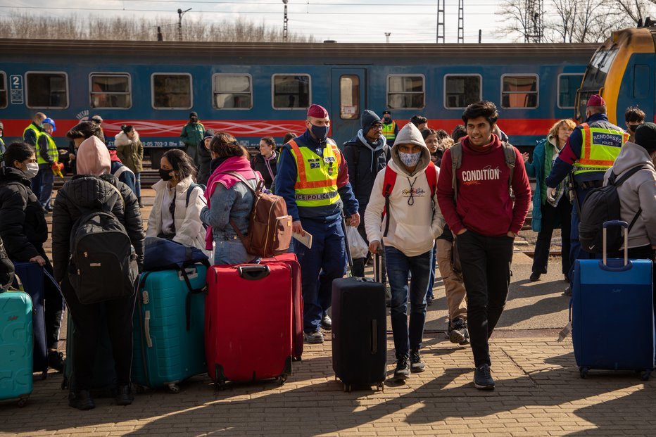 Fotografija: Begunci so se z vlakom pripeljali na Madžarsko. Foto: Voranc Vogel
