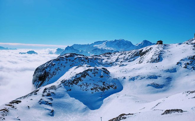 Vseskozi nas spremljajo osupljivi razgledi, na sliki v ozadju Marmolada.
