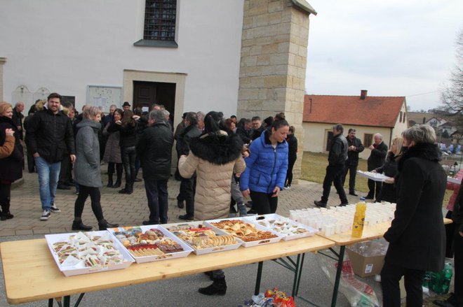 Pogostitev po slovesni maši
