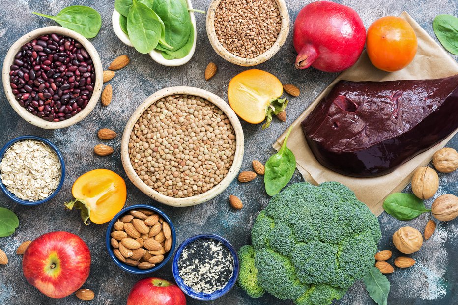 Fotografija: Foods high in iron. liver, broccoli, persimmon, apples, nuts, legumes spinach pomegranate Top view flat lay