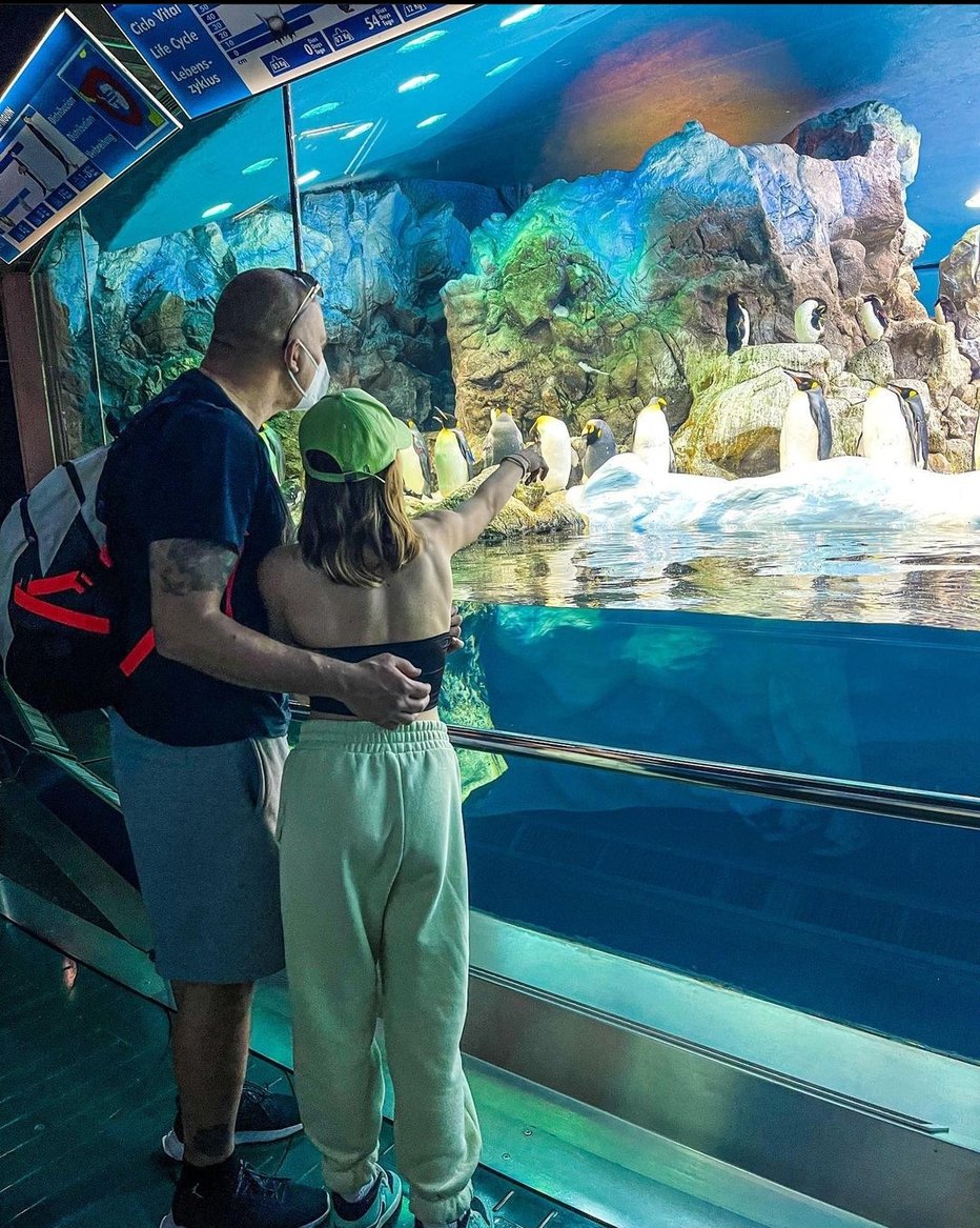 Fotografija: Milenin mož Ernest, s katerim sta skupaj že osemnajst let, in hči Ema v živalskem vrtu Loro Parque.
