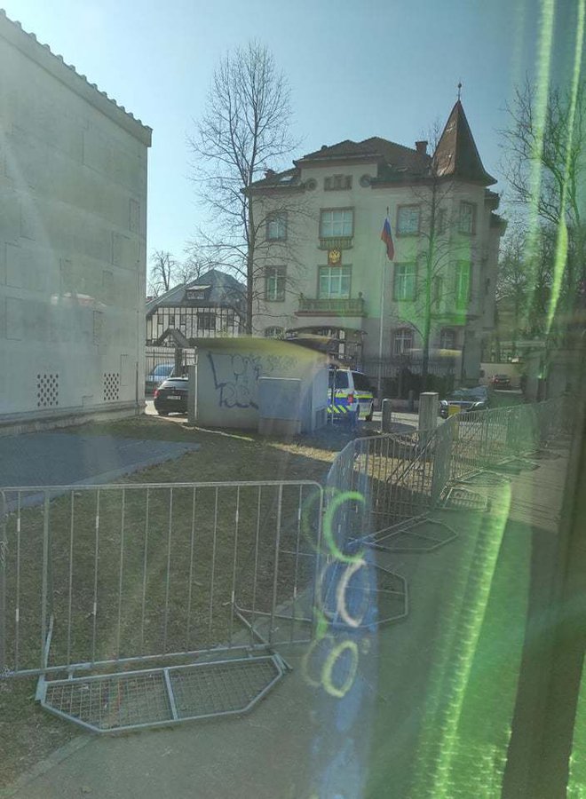 Policija varuje območje ruskega veleposlaništva v Ljubljani. FOTO: Darko, bralec poročevalec
