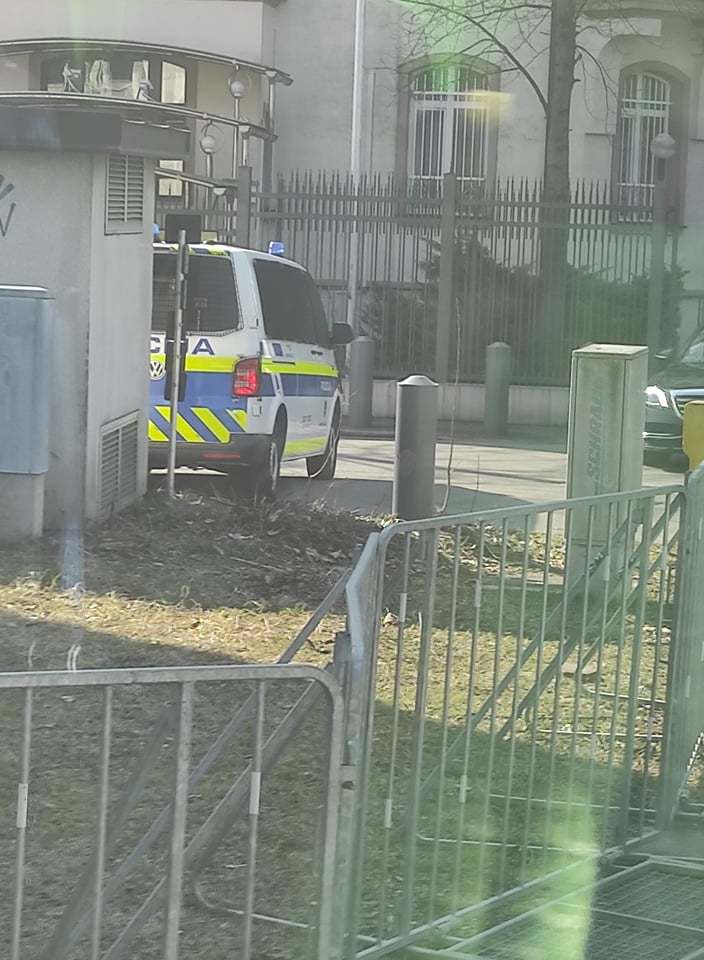 Fotografija: Policija varuje območje ruskega veleposlaništva v Ljubljani. FOTO: Darko, bralec poročevalec
