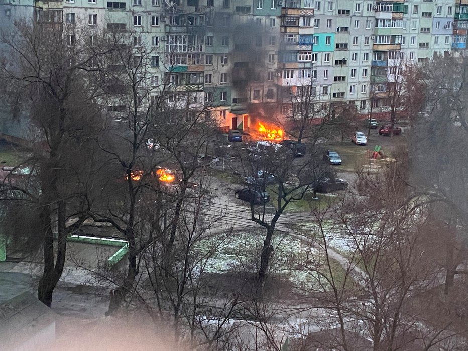 Fotografija: V mestu Mariupol na evakuacijo čaka 200.000 ljudi. FOTO: Ugc Via Reuters
