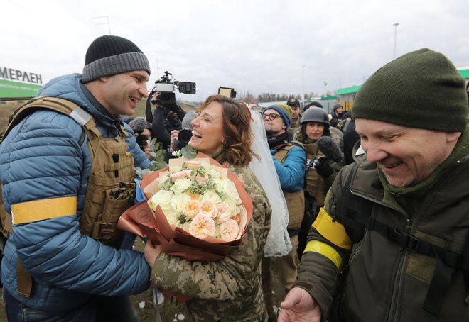 Mladoporočenca. FOTO: Mykola Tymchenko, Reuters
