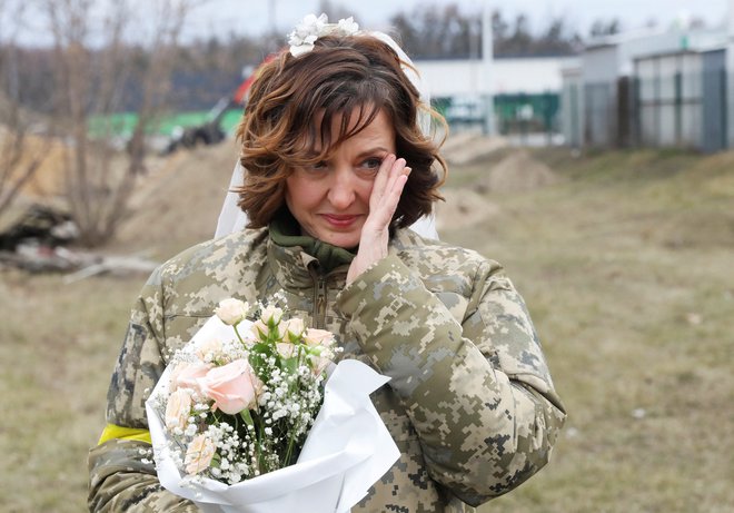 Nevesta ni mogla zadržati solz. FOTO: Mykola Tymchenko, Reuters
