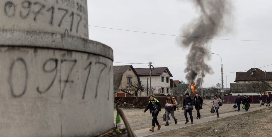 Fotografija: Prebivalci Irpina poskušajo prebegniti na varno. FOTO: Carlos Barria, Reuters
