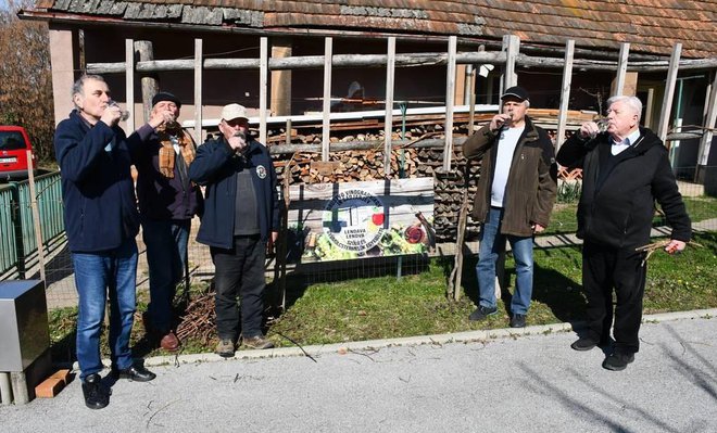 Uspešno opravljeno delo so zalili.
