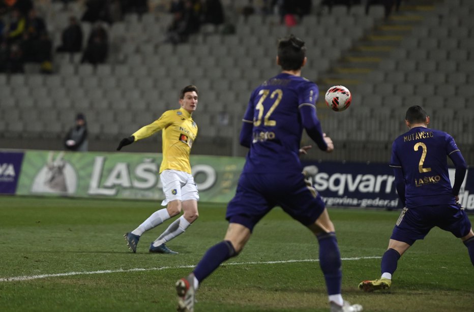 Fotografija: Pod taktirko očeta Mateja se je Matija Kavčič, levo, brusil tudi v dvoranskem nogometu. FOTO: Miloš Vujinovič/mediaspeed.net
