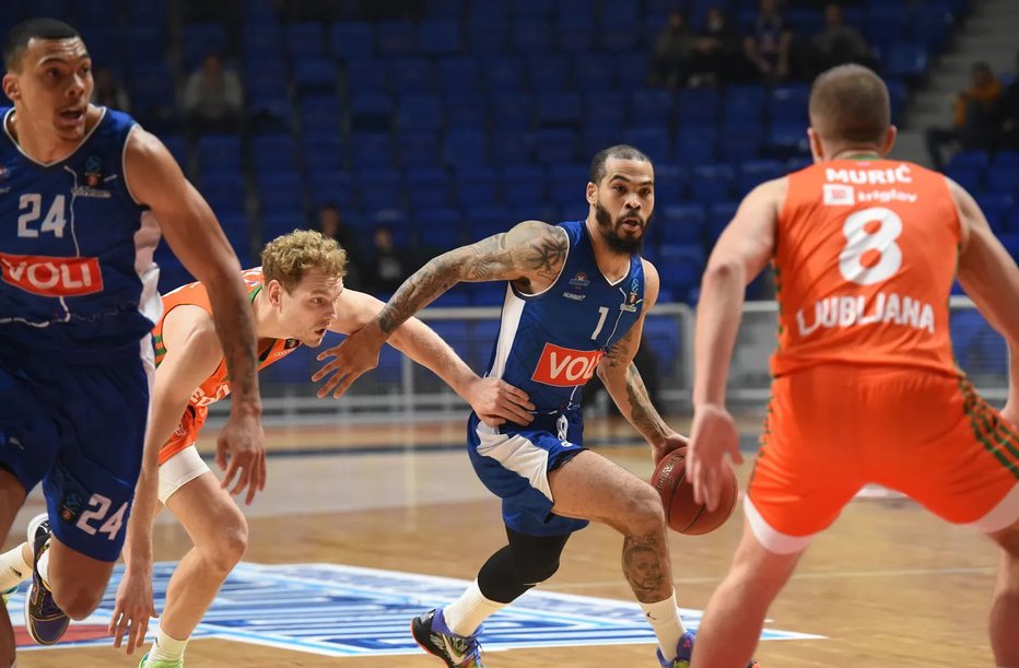 Fotografija: 17. novembra so Justin Cobbs (z žogo) in soigralci Ljubljančanom zadali najhujši poraz v sezoni. FOTO: EuroCup
