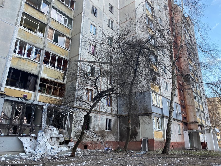 Fotografija: Rusi napadajo tudi stanovanjske stavbe. FOTO: Social Media, Via Reuters
