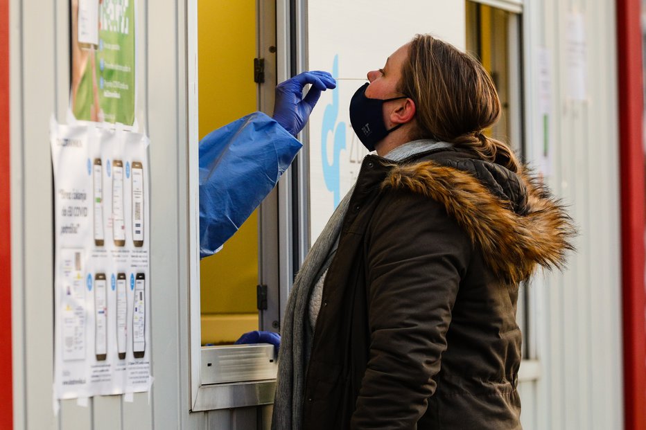 Fotografija: Hitri test na koronavirus. FOTO: Črt Piksi
