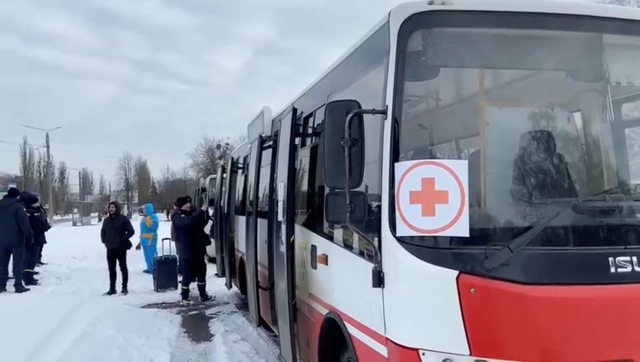 Fotografija: Konvoj avtobusov za prevoz ljudi iz obleganega mesta Sumi. FOTO: Deputy Head For President's Offi, Via Reuters
