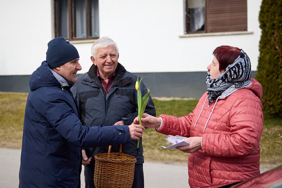 Fotografija: Cvetlice je delil podžupan Zoran Hoblaj.
