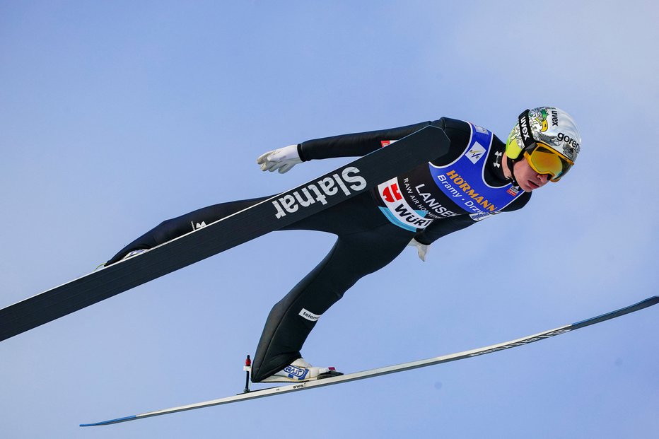 Fotografija: Anže Lanišek je v nedeljo takole poletel do drugega mesta na slovitem Holmenkollnu. FOTO: Terje Bendiksby/Reuters
