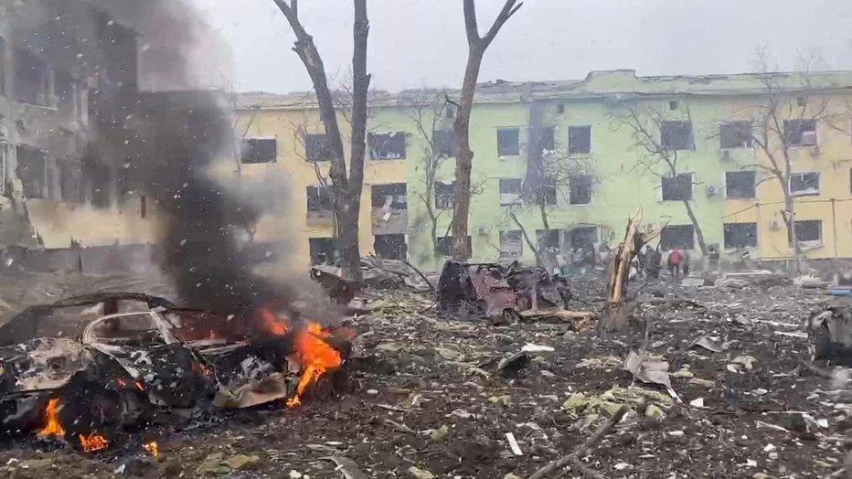 Fotografija: Ruske sile so med drugim uničile otroško bolnišnico v Mariupolju. FOTO: National Police Of Ukraine Reuters
