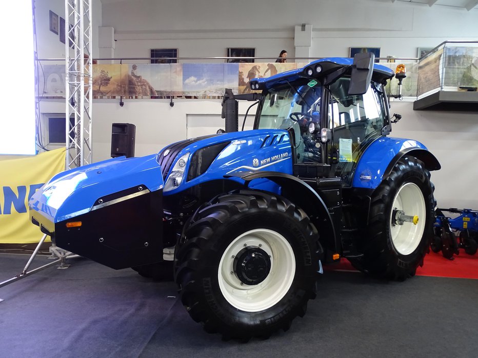 Fotografija: ITRO Štore je prvič v Sloveniji predstavil serijsko izdelan traktor new holland T6.180 methane power, ki za pogon uporablja metan (CNG, biometan). To gorivo omogoča bistveno zmanjšanje emisij CO2. Traktor ima 132 kW (180 KM) maksimalne moči po ISO 14396.
