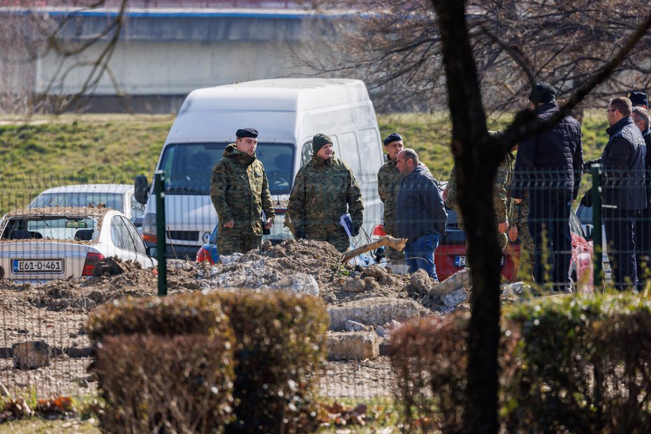 Fotografija: Policisti in vojaki na območju padca. FOTO: Antonio Bronic, Reuters
