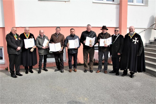 Prejemniki cepičev Johanezove trte. FOTOGRAFIJI: Ludvik Kramberger
