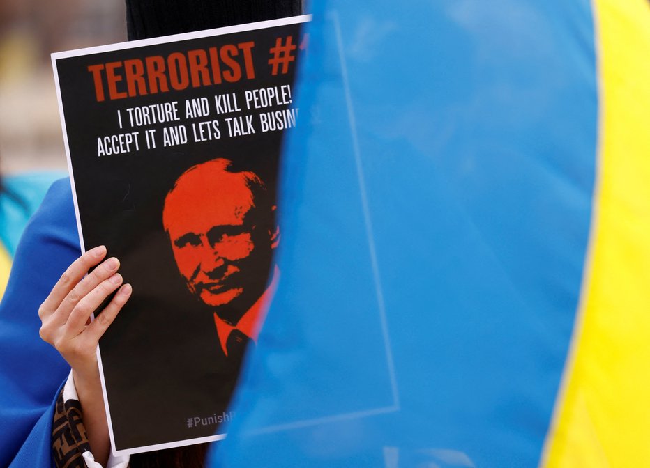 Fotografija: Protesti proti Putinovi vojni potekajo po vsej Evropi. FOTO: Darrin Zammit Lupi, Reuters
