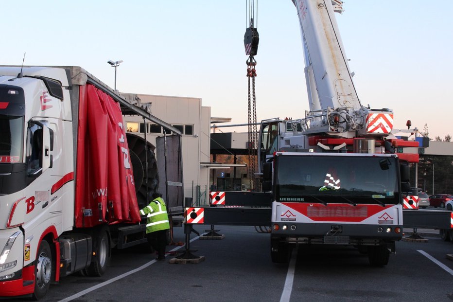 Fotografija: Pretežko tovorno vozilo na PMP Starod. FOTO: PU Koper
