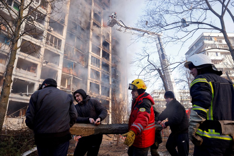 Fotografija: Današnji prizori iz Kijeva. FOTO: Thomas Peter, Reuters
