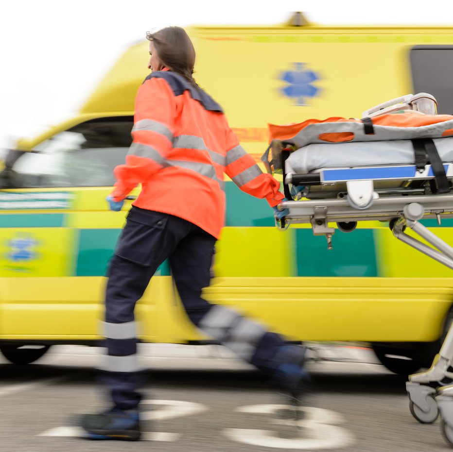 Fotografija: Hudo poškodovanega moškega so odpeljali v bolnišnico. FOTO: Shutterstock Photo
