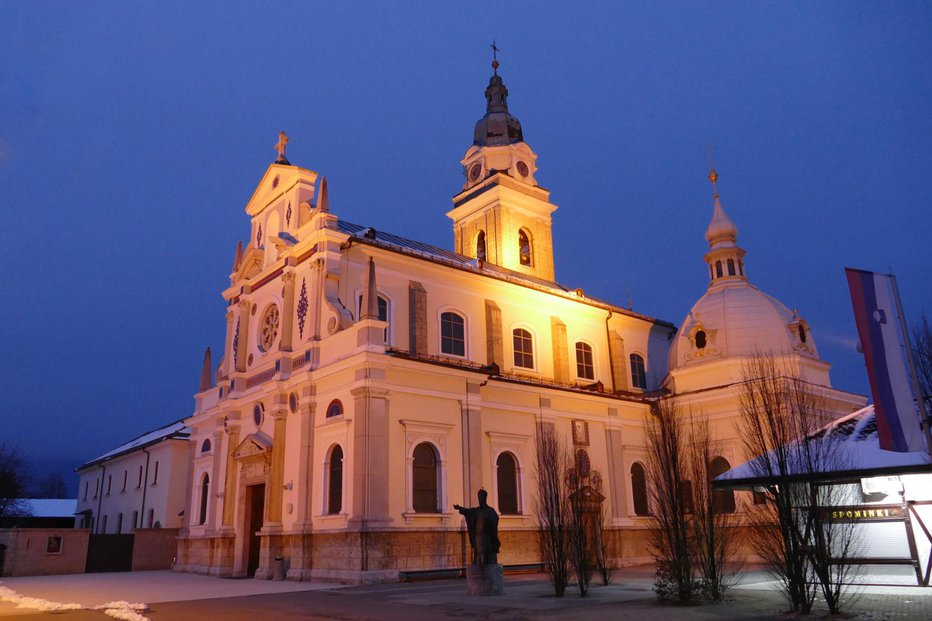 Fotografija: Po molitvi na Brezjah so se prelevile v tatice. FOTO: Primož Hieng
