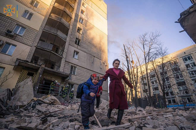 Napadi na Kijev se stopnjujejo. FOTO: State Emergency Service/Reuters
