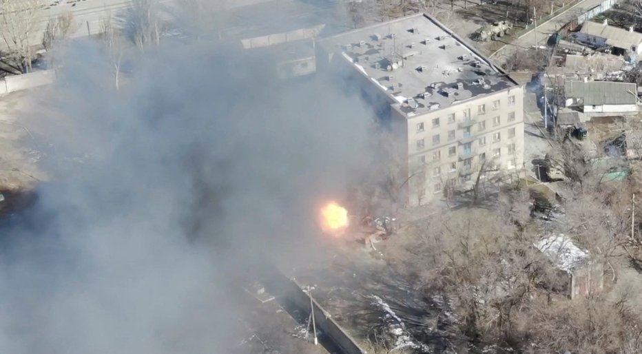 Fotografija: Okoli 400.000 ljudi je v Mariupolu ujetih brez elektrike, ogrevanja, vode, hrane in zdravil. FOTO: Reuters
