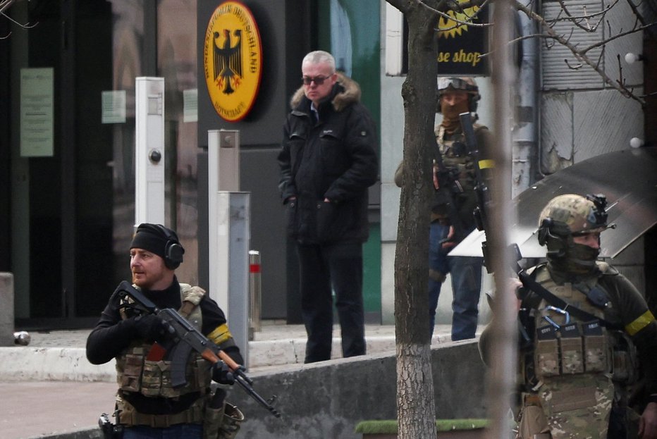 Fotografija: Prostovoljci varujejo tudi tuja veleposlaništva v Kijevu.
Foto: Carlos Barria/REUTERS
