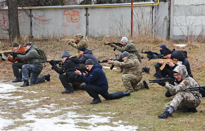 Vaje novih članov bataljona Azov v Harkovu FOTO: Vjačeslav Madijevski/REUTERS
