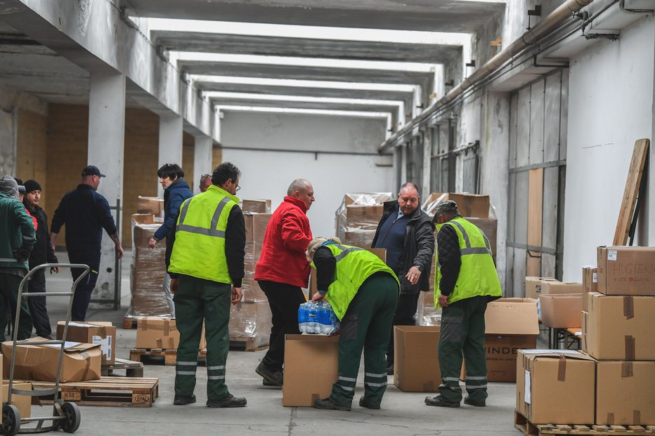 Fotografija: Staro zapuščeno tovarno so uporabili za glavni zbirni center. FOTO: Marko Pigac
