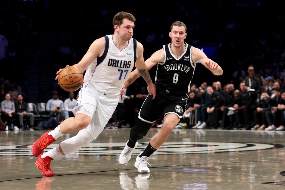 Fotografija: Luka Dončić in Goran Dragić (9) sta se vnovič gnala na vso moč. FOTO: Brad Penner/USA Today Sports
