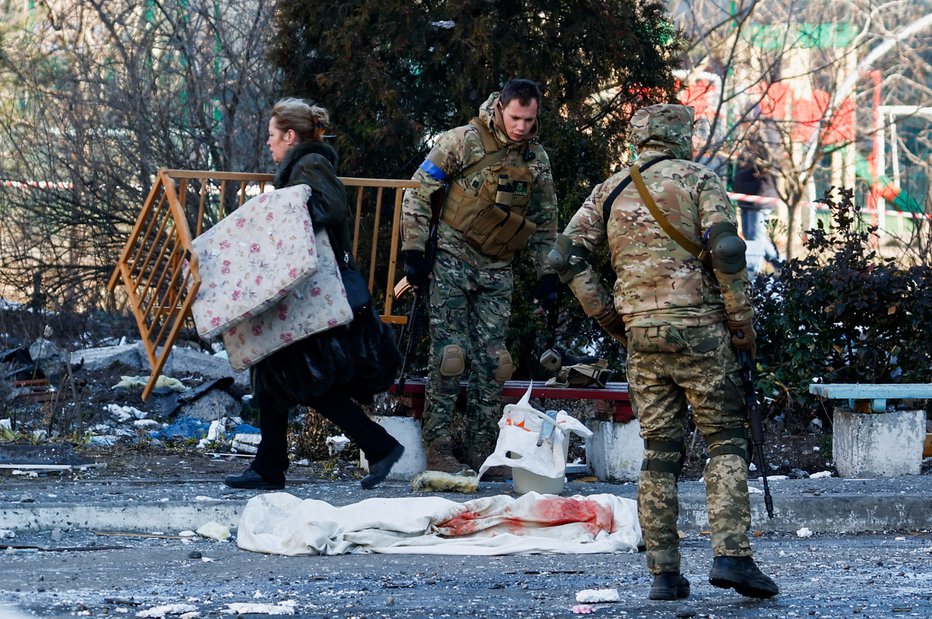 Fotografija: Vse pogostejše tarče so civilisti. FOTO: Thomas Peter/Reuters
