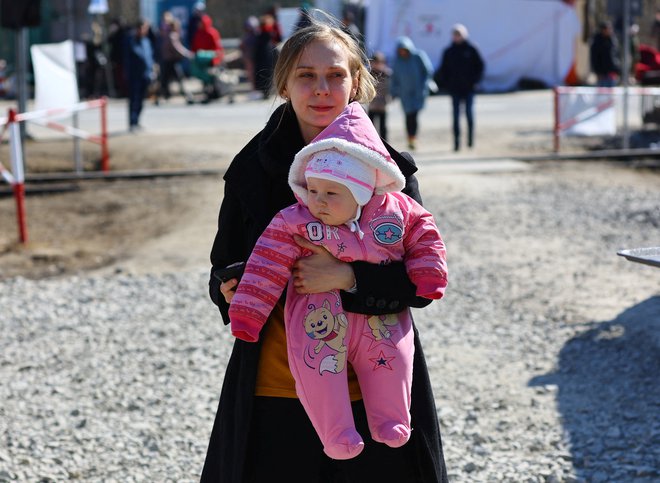 Po vsej Ukrajini naj bi vzpostavili devet humanitarnih koridorjev, ki bodo civilistom omogočili beg z območij, kjer potekajo ostri spopadi. FOTO: Fabrizio Bensch/Reuters
