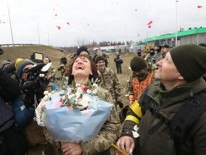 Dron je ženina in nevesto zasul s cvetjem. FOTO: Mykola Tymchenko/Reuters
