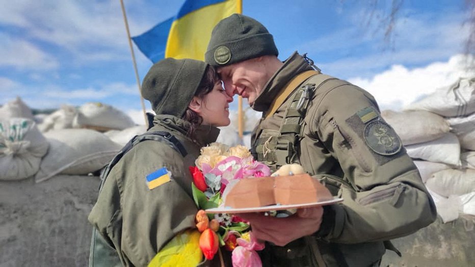Fotografija: Ruska agresija jim ni odvzela vere v ljubezen. FOTO: Ukrajinska narodna garda/Reuters
