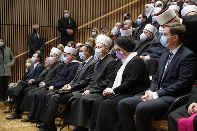 Slovesnosti ob inavguraciji ljubljanskega muftija Nevzeta Porića so se udeležili predstavniki slovenskega verskega, kulturnega, političnega in javnega življenja. FOTO: Leon Vidic, Delo
