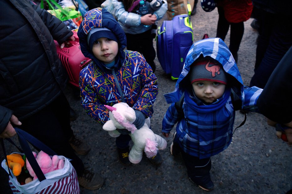 Fotografija: Ukrajinski begunci na poti v Romunijo. FOTO: Clodagh Kilcoyne, Reuters
