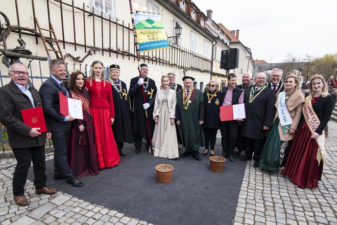 Prejemniki cepičev v družbi vinskih kraljic in evropskih ter slovenskih vitezov vina FOTOGRAFIJE: Mediaspeed. net
