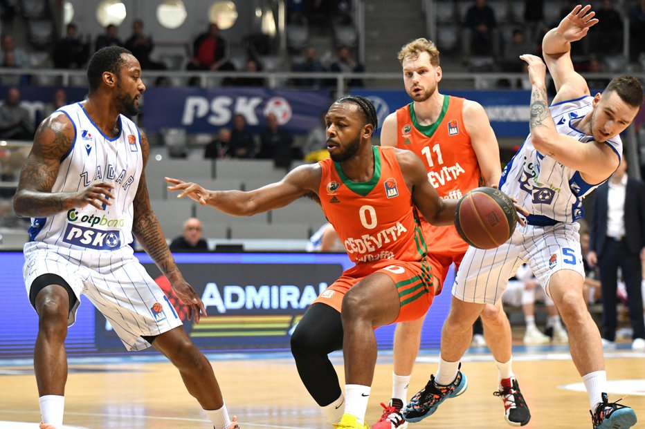 Fotografija: Jacob Pullen je v Zadru dosegel 22 točk, Jaka Blažič (za njim) 19. FOTO: Cedevita Olimpija
