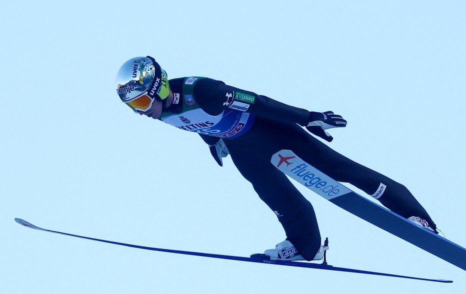 Fotografija: Timi Zajc je odlično letel v Oberstdorfu. FOTO: Kai Pfaffenbach/Reuters
