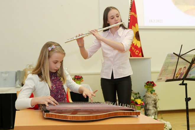 Tjaša na citrah in Klara Zupančič na flavti sta zaigrali nekaj domačih.
