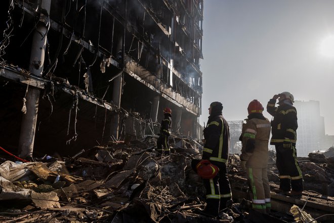 V Kijevu vsak dan rešujejo civiliste iz ruševin.

FOTO: Thomas Peter/Reuters
